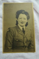 Régi angol fotólap, egyenruhás nő 1943 Blackpool Anglia