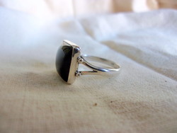 Ezüst gyűrű fekete ónix kő díszítéssel
