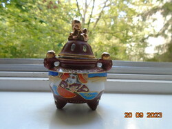 Kézzel festett Satsuma moriage kupolás füstölő aranyozott Foo kutyával,3 lábon,Kannon és Rakan minta