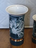 Szász Endre  motivumokkal diszitett zöld alapszínű Hollóházi porcelán váza