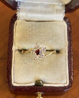 18 carat gold French marguerite ring with zirconia and garnet stone!