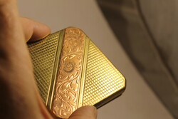 Gold-plated monogram powder holder 990