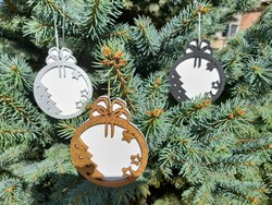 A wooden Christmas tree decoration can be ordered