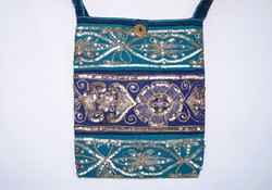 Türkizkék, arany, kék, virágos indiai száriból készült, kézzel hímzett, flitteres, női kis válltáska