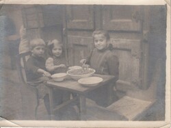 Régi fotó,  ismeretlen gyerekek asztalnál ...(01)