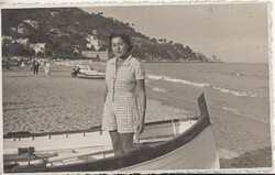 Régi fotólap, képeslap, ismeretlen hölgy, partra húzott  csónakban, adria nyaralás