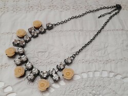 Vintage style necklace with roses, romantic