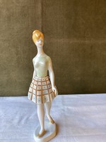 Hollóházi porcelán sétáló lány figura 25 cm.