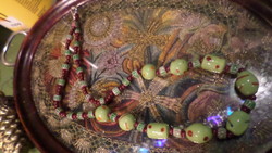49 cm-es , nagyon vidám , világoszöld és bordó , kézműves ( muránói ) üveggyöngyökből álló nyaklánc