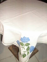 Wonderful hand-embroidered hydrangea woven tablecloth