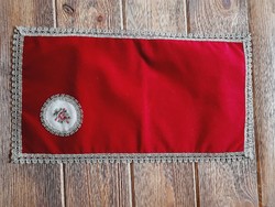 Tűgobelines piros terítő, 50 x 28 cm (JH)