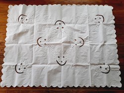 Large embroidered white tablecloth, 148 x 110 cm (jh)