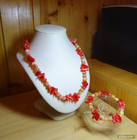 Necklace and bracelet. Made of quality acrylic and glass beads, the acrylic beads are marbled.