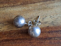 Silver earrings with spheres