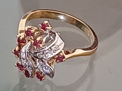 Női arany gyűrű rubinnal, brillekkel