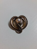 Brooch in good condition, decorated with a teal pearl in the center of the scarf