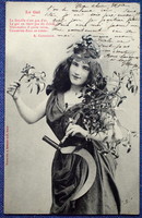 Antik Bergeret fotó képeslap - hölgy fagyönggyel sarlóval