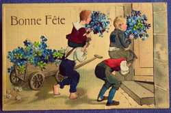 Antik dombornyomott üdvözlő képeslap - vidám kisfiúk nefelejcs 4levelű lóhere talicska