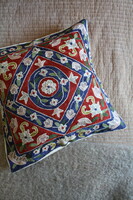 Richly hand-embroidered Indian decorative cushion cover - kilim floral patterns
