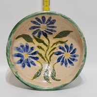 Népi, kék virágos, zöld mázsávos, törtfehér mázas kerámia falitányér (2800)