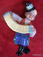 Komlós testvérek: A kis harmonikás legény  Színesen festett kerámiaszobor. Magassága: 19 cm. Hibátla