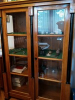 Biedermeier oszlopdíszes, üvegezett könyvszekrény