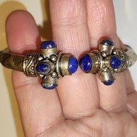 A special Tibetan bracelet with lapis lazuli
