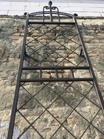 Unique tall iron running grid