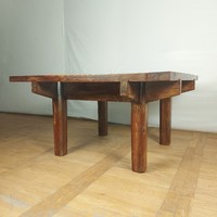 Tölgyfából készült brutalista asztal dohányzóasztal