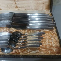 Cutlery is sold in a case.