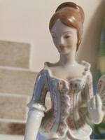 Hollóházi barokk hölgy legyezővel
