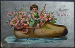Antik ezüst hátterű dombornyomott Újévi üdvözlő litho képeslap - angyalka cipőcsónak virág