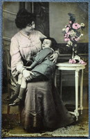 Antik  üdvözlő fotó képeslap - anya alvó gyermekével ölében