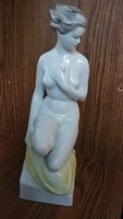 The naked kneeling lady of Raven House