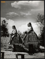 Nagyobb méret, Szendrő István fotóművészeti alkotása. Lányok, népviseletben, szoknyában, 1930-as éve