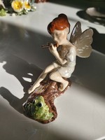 Édes erdei tündér, angyal, pixie, fuvolán játszik egy békának, részletgazdag figura