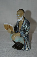 Keleti olvasó férfi figura