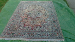 A large hand-knotted oriental woolen Persian rug in nice good condition