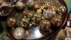 12 db 3 cm-es és 5 db 1,8 cm-es , üveg karácsonyfadísz / ezüst, arany , réz színűek .