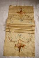 Antik francia selyem hímzés , tűfestés szalagos virágkosár mintával , 150 x 41 cm