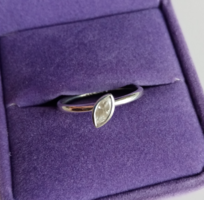 Modern fazonú köves ezüst gyűrű