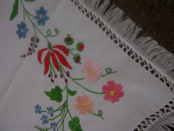 Embroidered Kalocsa runner tablecloth