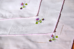 Kézi hímzett szalvéta, kendő szett garnitúra ibolya minta 3 db