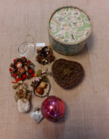 Régi üveg karácsonyfadísz valamint kézzel készített díszek szagos szegfűszegből régi dobozában (53)