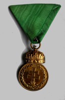Gilt bronze signum laudis 1922 with civic green ribbon