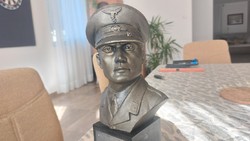 (K) ii. Vh German flying officer bust