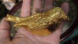 10 cm-es , 2 oldalas , aranyszínű madárka / karácsonyfadísz . Belül üreges , fémlemezből készült .