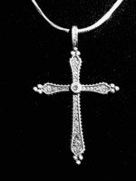 Kövekkel kirakott ezüst(925) kereszt jelzett ( 925) ezüst láncon 8,7 gramm 45 cm a lánc hossza