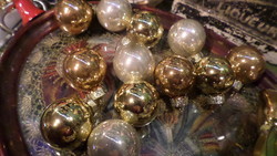 12 db 3 cm-es , ezüst-arany és réz színű , üveg karácsonyfadísz egyben . Kicsi fára való .