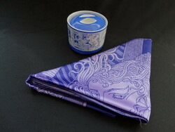 Szász Endre által tervezett kendő + kerámia bonbonier kék színbe eladó.